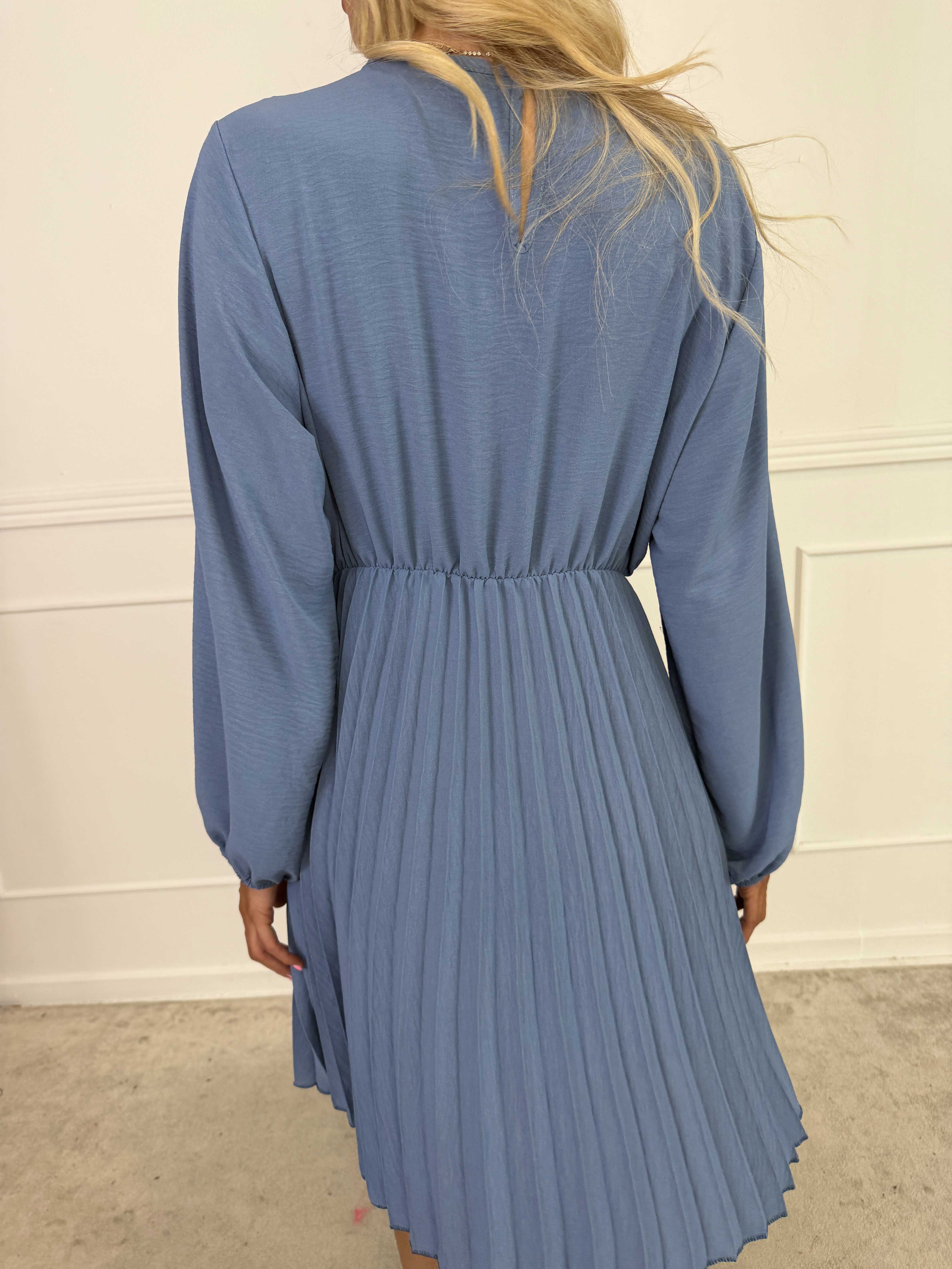 Rabia - Sød langærmet kjole med plisseret skørt